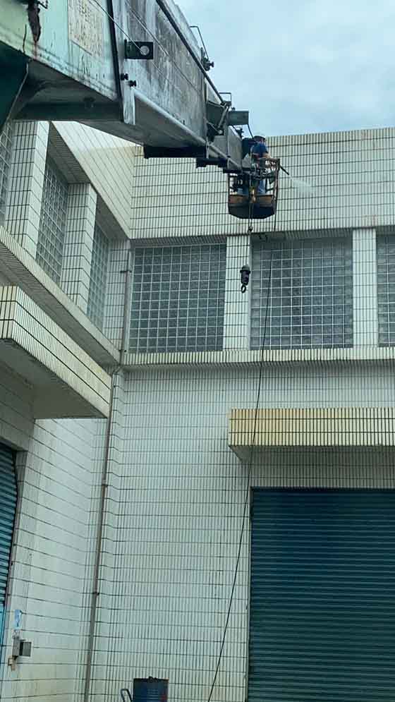 台北市大同區吊車-迪化污水處理廠外牆清洗